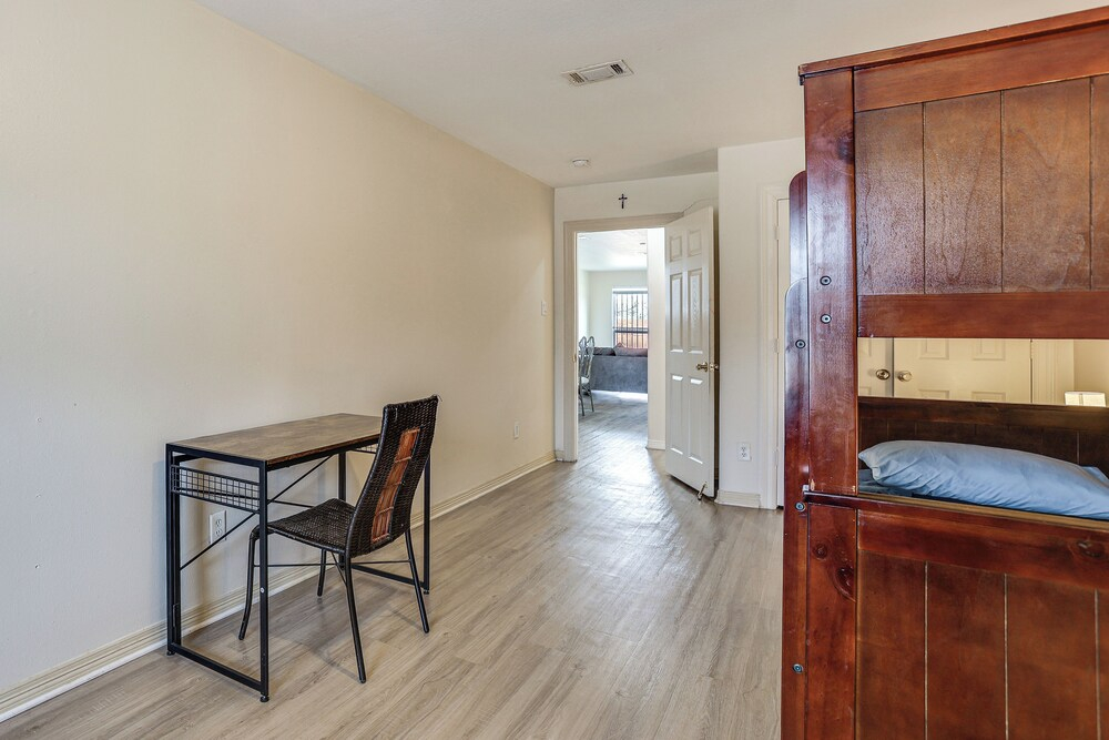 Ideal Location 4 Mi to Med Center! Houston Duplex