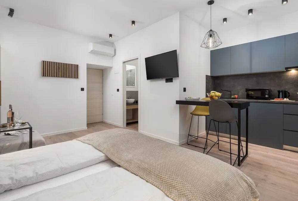 Deluxe Apartments & Rooms "In the Center"