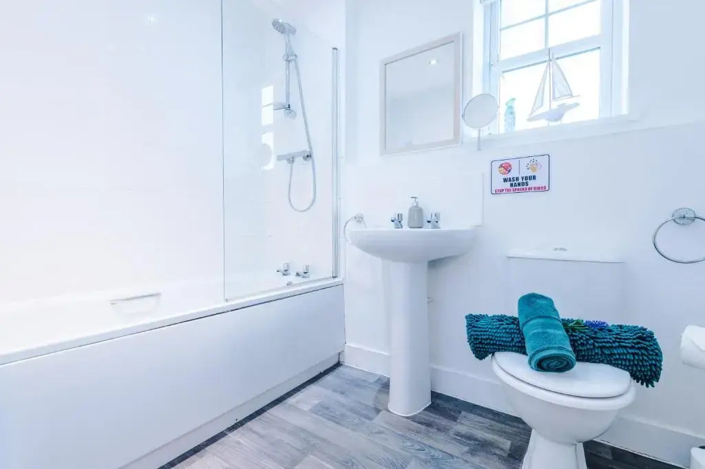 Modern 4-Bed Townhouse in Crewe by 53 Degrees Property, Ideal for Contractors & Business, FREE Parking - Sleeps 8
