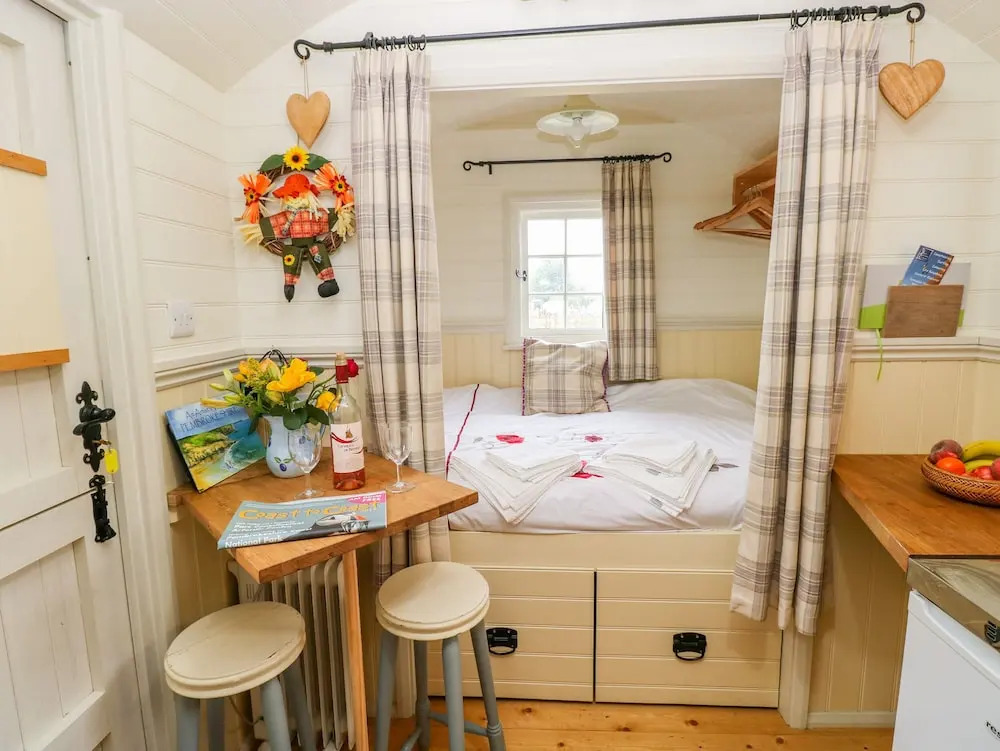 Shepherds Hut - The Hurdle