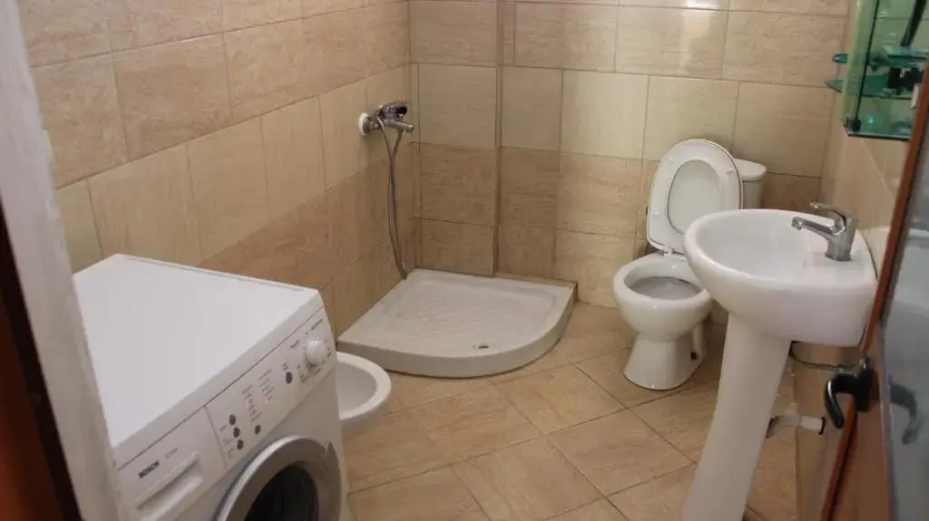 Bledi's Comfy Apartment in New Blvd / Free Parking