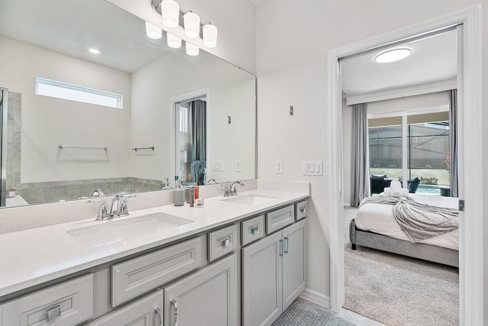 Luxury 5BR w/ Private Pool Windsor
