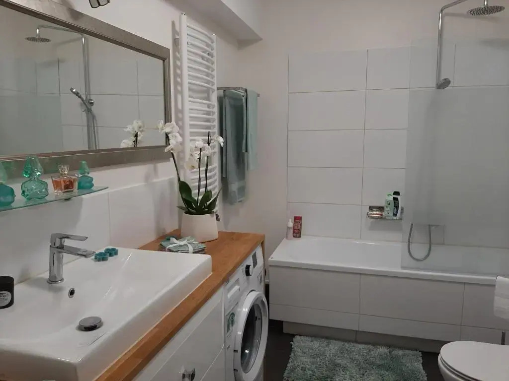 APART- salon z aneksem kuchenym, 2 sypialnie, łazienka