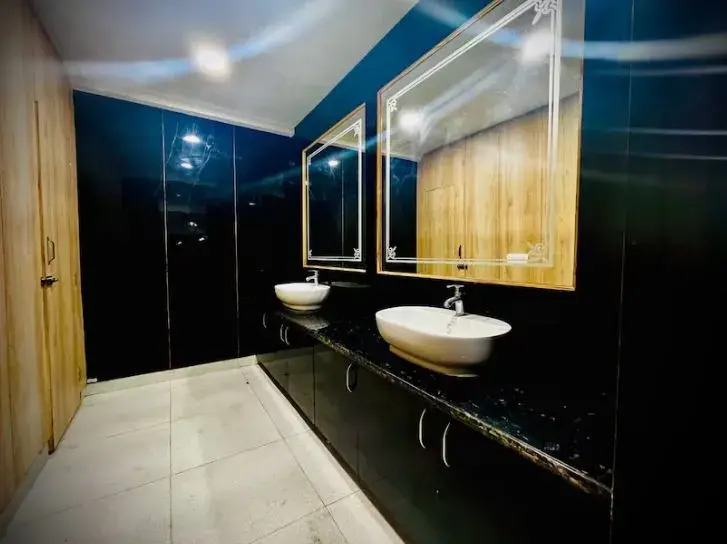 Hotel Limewood Residency