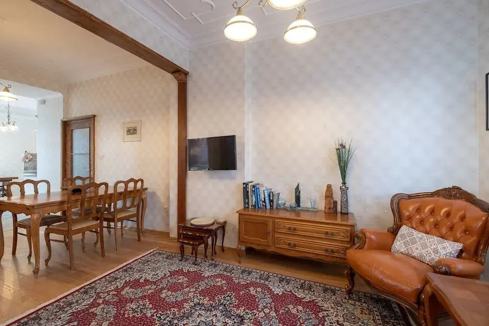 FM Deluxe 2-BDR Apartment - Artilcious