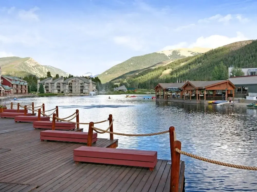 1538 Lakeshore 1 Bedroom Condo by RedAwning