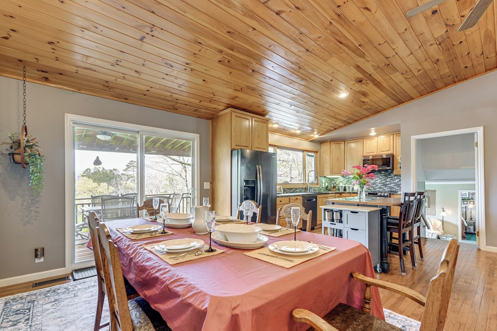 Lakefront Cabin Retreat w/ Dock in Robbinsville!