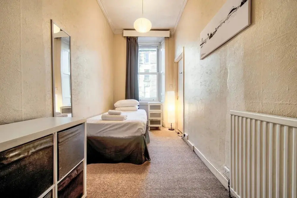 Spacious 4 Bedroom Apartment on the South Side