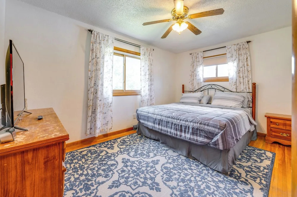 Pet-friendly Waterloo Abode w/ Deck!