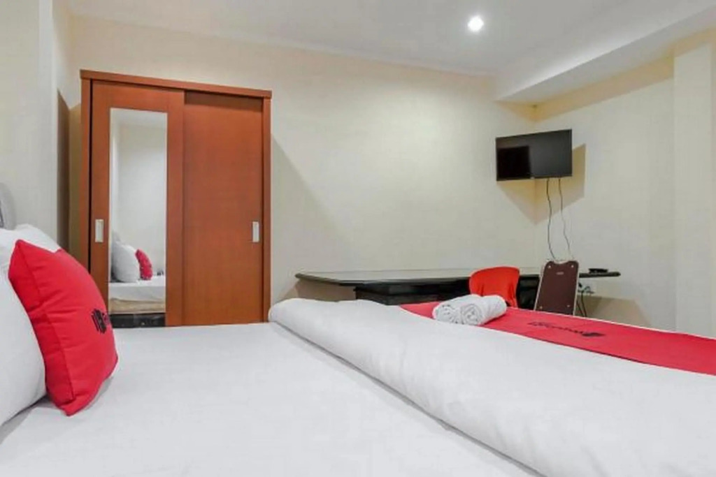RedDoorz @ Jalan Biak Roxy Jakarta