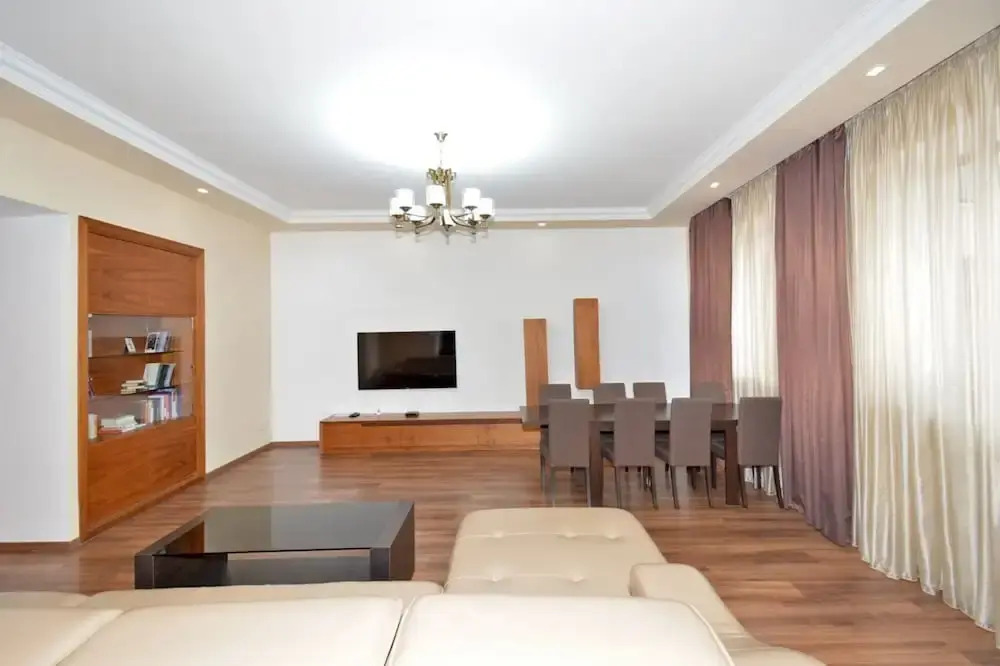 Apartment by Luxe Group DI888