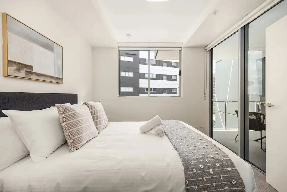 Chic West End Stay With Gym & Pool Access
