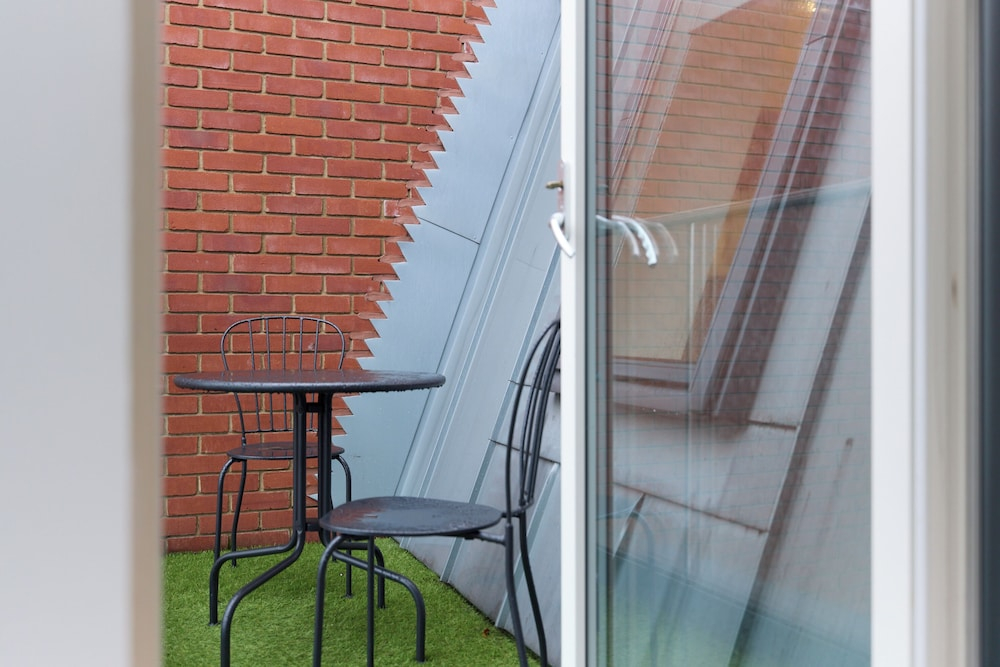 Streatham Hill Modern Flat with Balcony