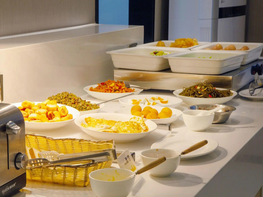City Comfort Inn Hotel (Guilin Two Rivers And Four Lakes Sun Moon Twin Towers)