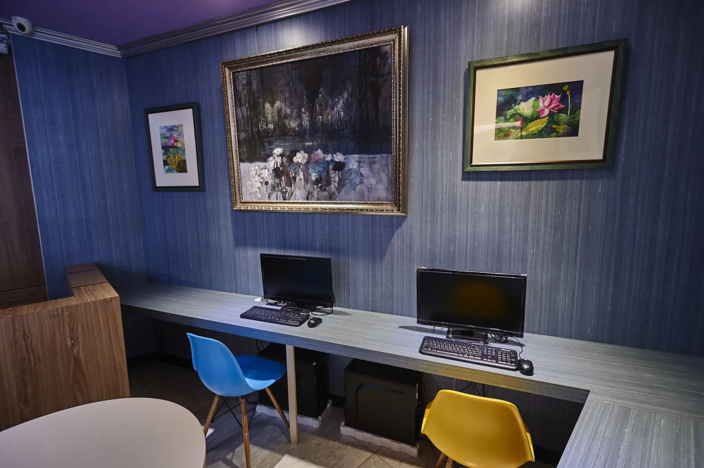 Lily Hotel