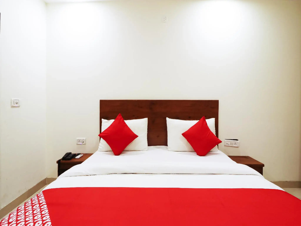 OYO 42622 Admiral Suites