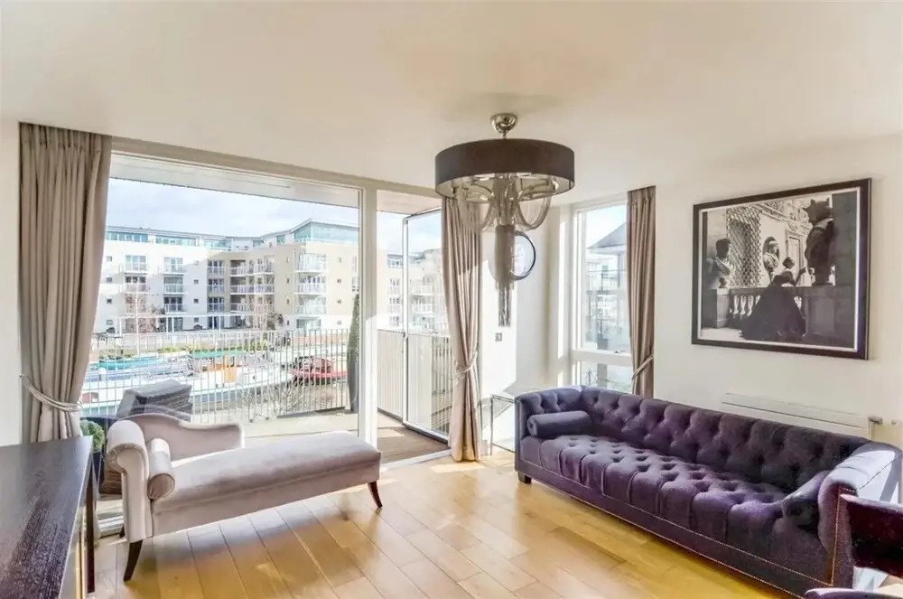 Luxury 3-bed Top Floor Penthouse in Brentford