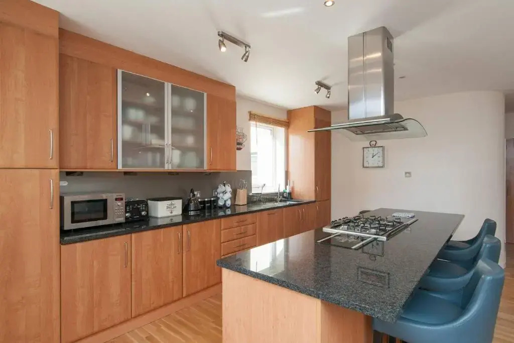 379 Luxury 3 Bedroom City Centre Apartment With Private Parking and Lovely Views Over Arthur s Seat