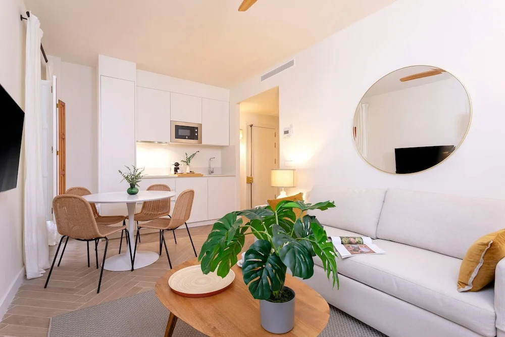 Bright Apartment in Seville Plaza Santa Cruz