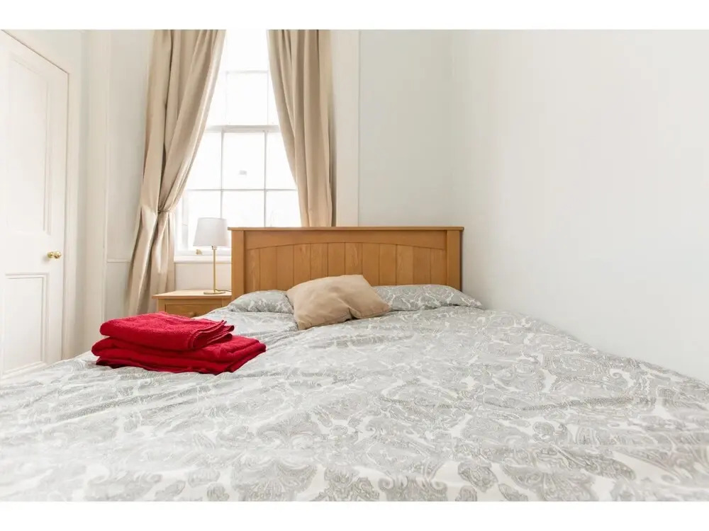Spacious, Bright 5-br Flat for 10 in Edinburgh