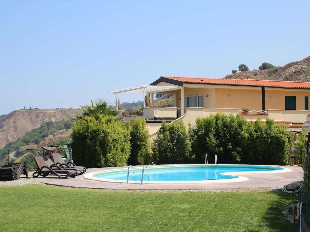 Family Sea-view Retreat in Parghelia