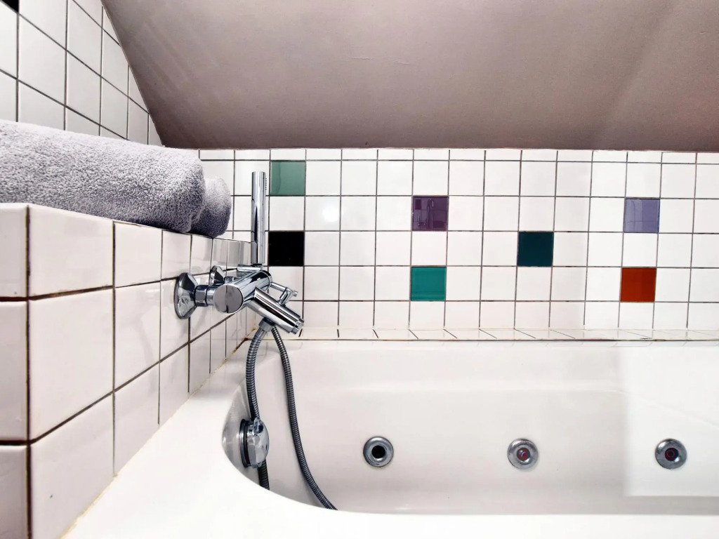 Tranquil Holiday Home in Mont with bubble bath, Terrace, Garden