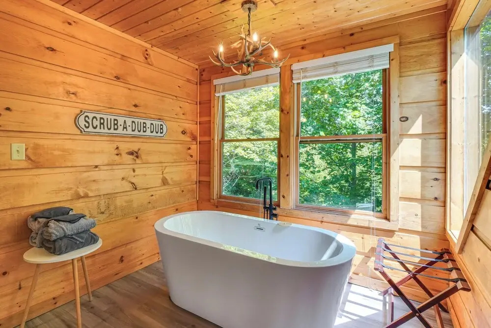 Hot Tub & Game Area: Rustic Cabin 5 Mi to Gsmnp