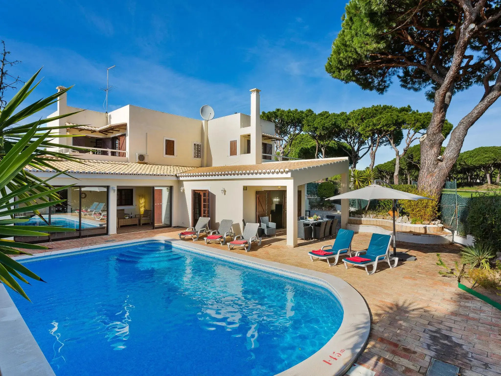 Beautiful 4 bedroom Villa with private pool & gardens close to Marina Vilamoura