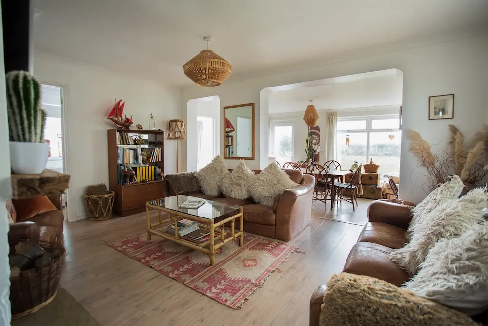 Fairlight - Charming coastal home on the beach