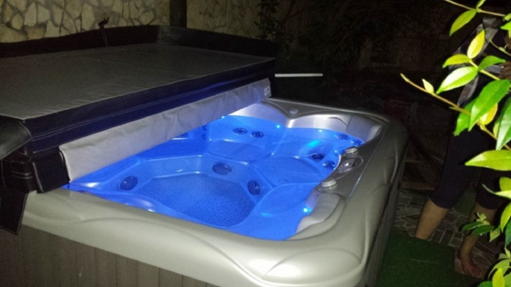 Apartment Dino - apartments with hot tub: A1 Novalja, Island Pag
