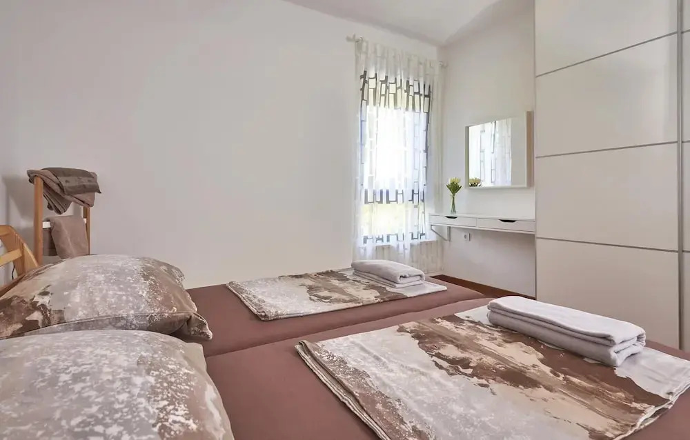 Stunning Home in Liznjan With Wifi and 2 Bedrooms