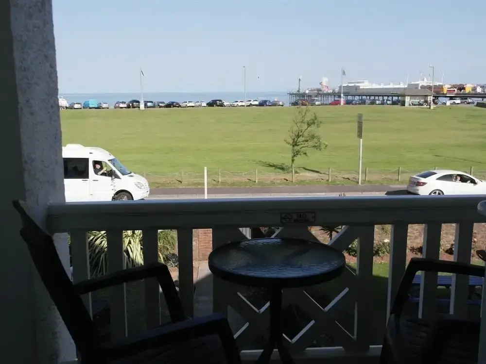 Sefton Lodge SEAFRONT ,PANORAMIC SEA VIEW ENSUITE BALCONY ROOMS AVAILABLE, GUEST GARDEN