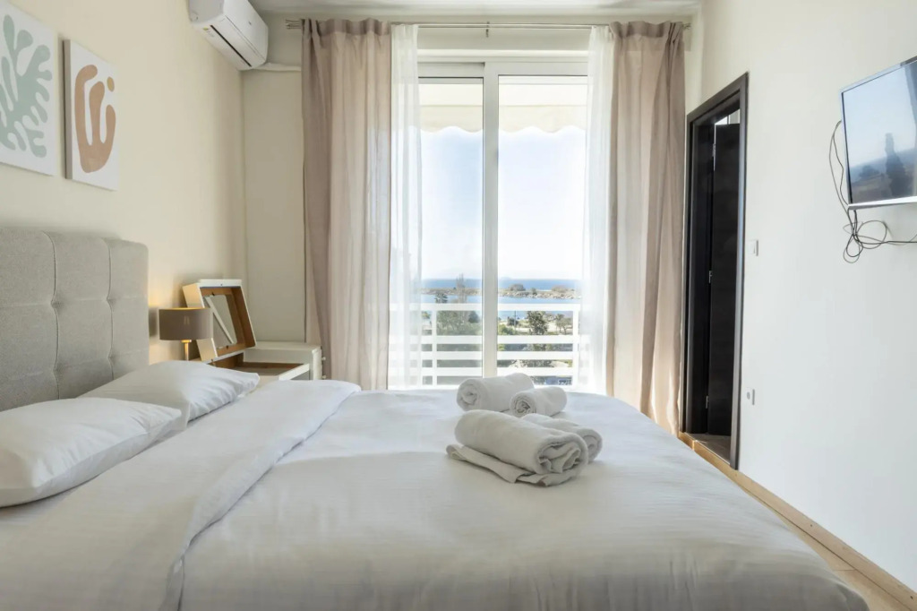 Modern art apt in Glyfada with sea view