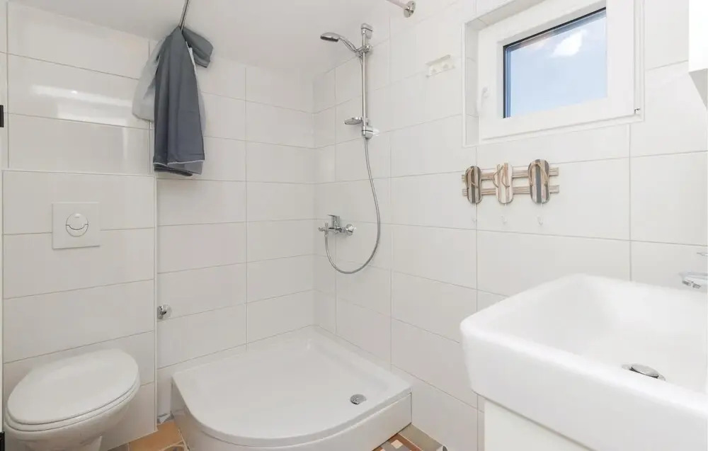 Four-Bedroom Holiday Home In Zdrelac