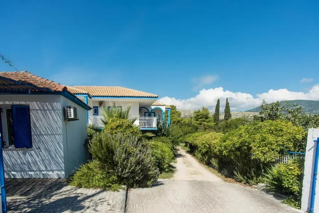 Blue White Apartments - Kefallonia Poolside Retreats