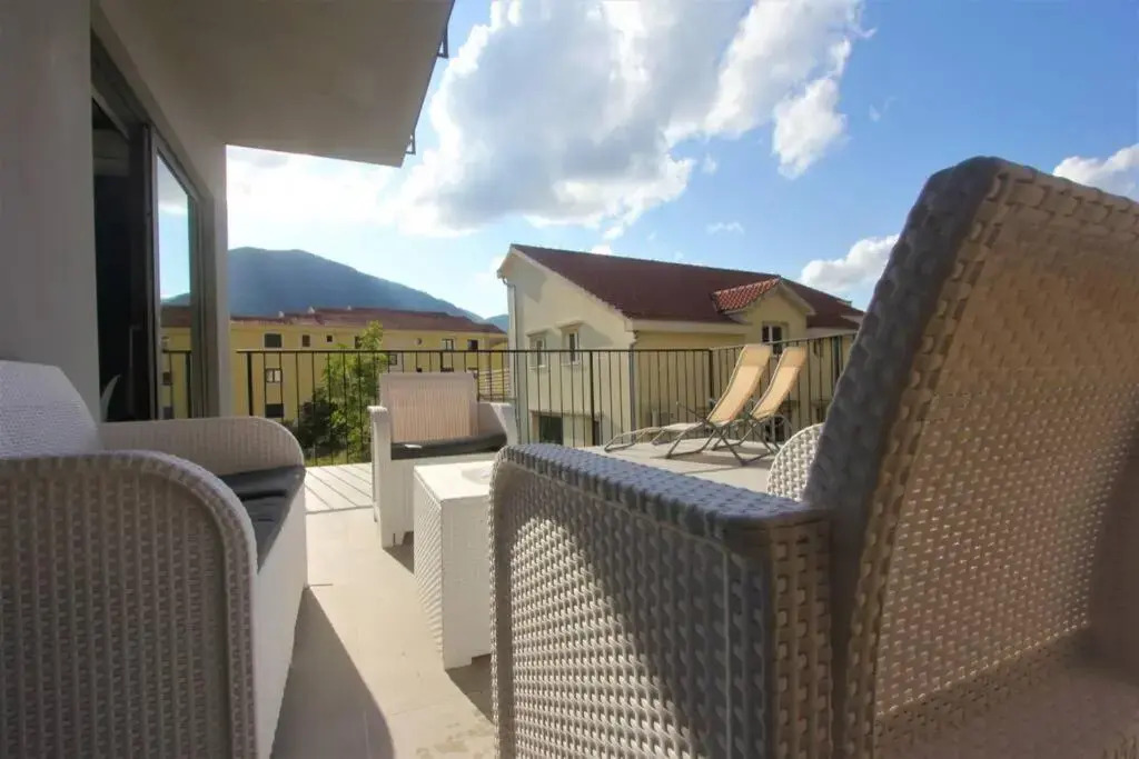 1 BR apartment with spacious terrace