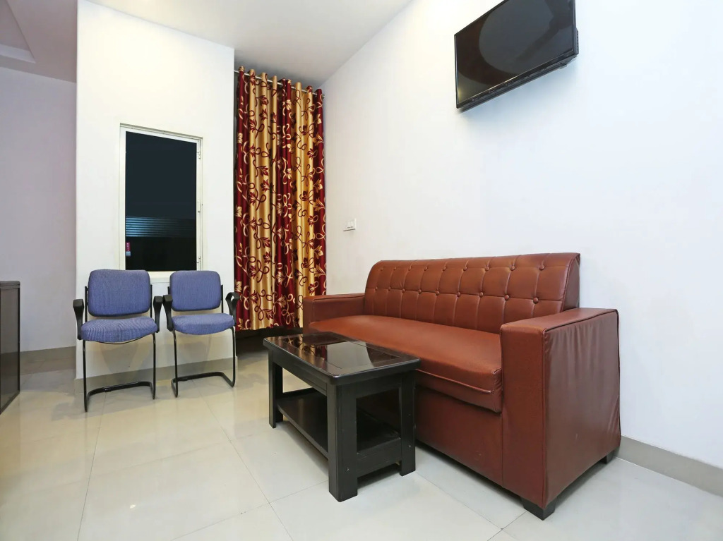 OYO 11384 Hotel Diamond Star