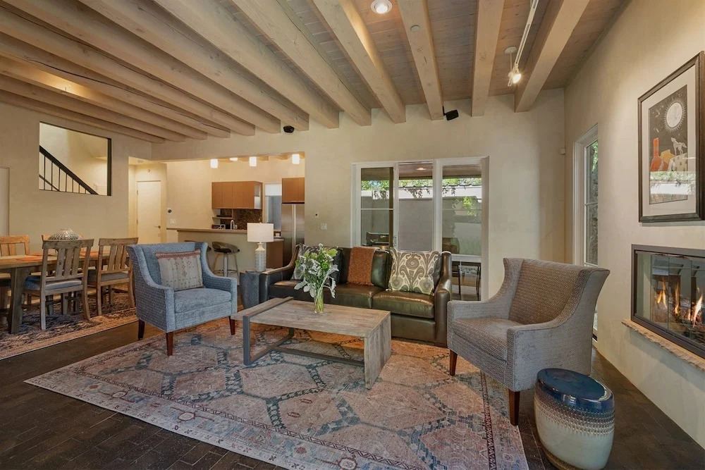 Stone's Throw - Unbeatable Location, Lovely Modern Interior