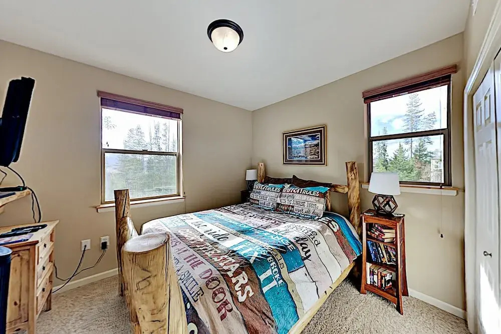 New Listing! Stylish W/ Garage & Hot Tubs 3 Bedroom Condo