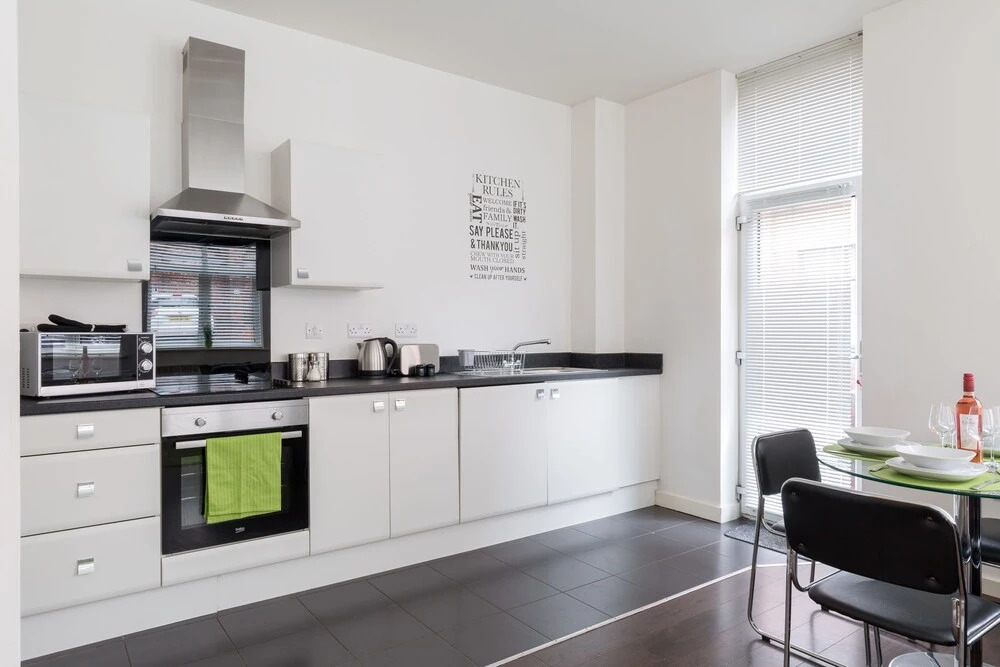 2bed Apt -king Bed -free Parking - Family Friendly