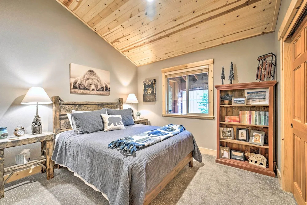 Bikes, Grill & Views: Luxe Truckee Cabin!