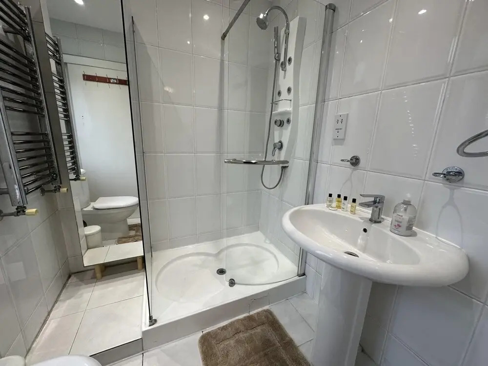 Gorgeous 4 Bedrooms, 5-baths House Central London