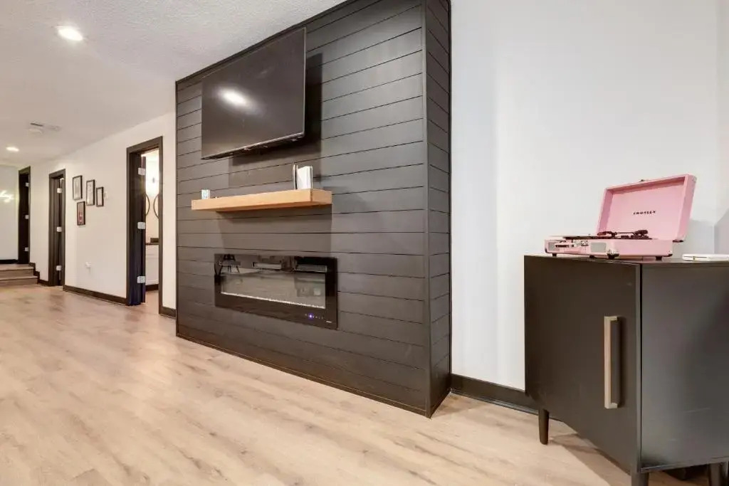 The Spruce Goose- Eclectic 2BD/1.5BA ENTIRE Condo