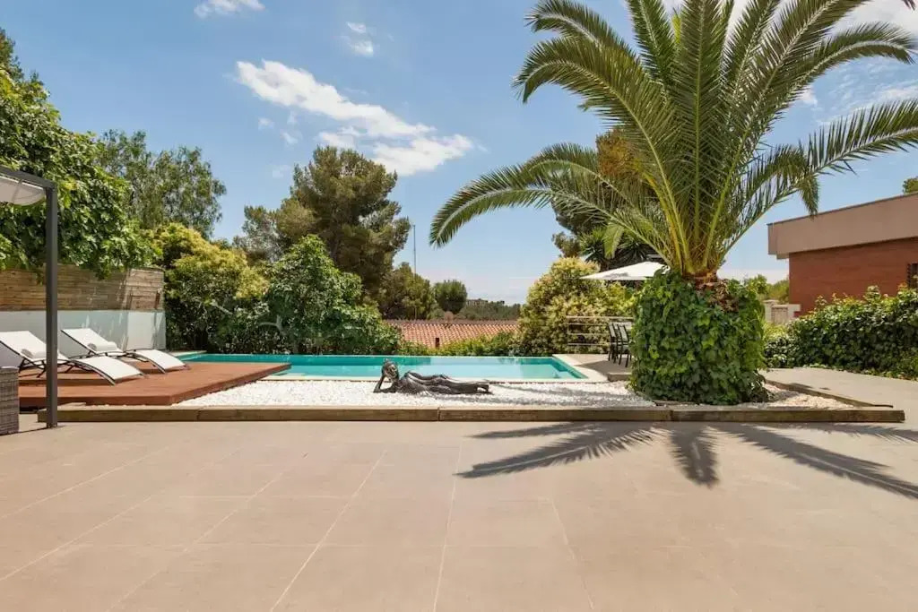 Moderna villa con piscina y amplio jardín
