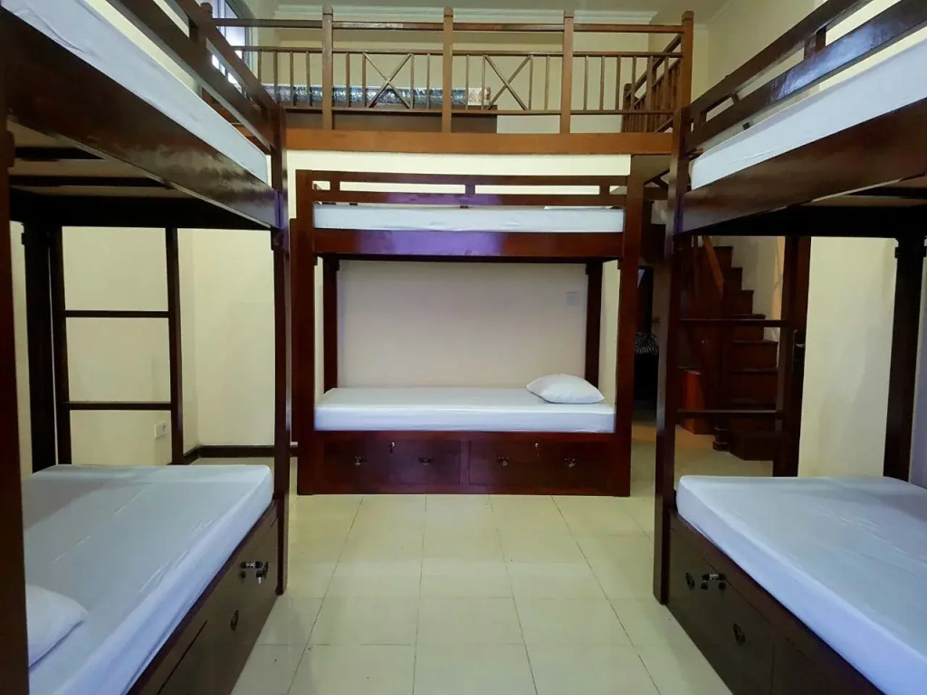 House Of D16 Hostel