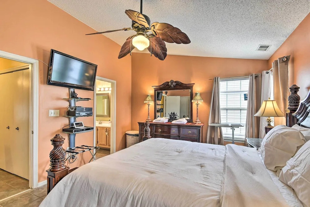 Hampton Home w/ Fireplace + Close to Beaches!