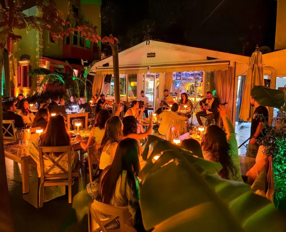 Banana Alaçatı Food & Stay