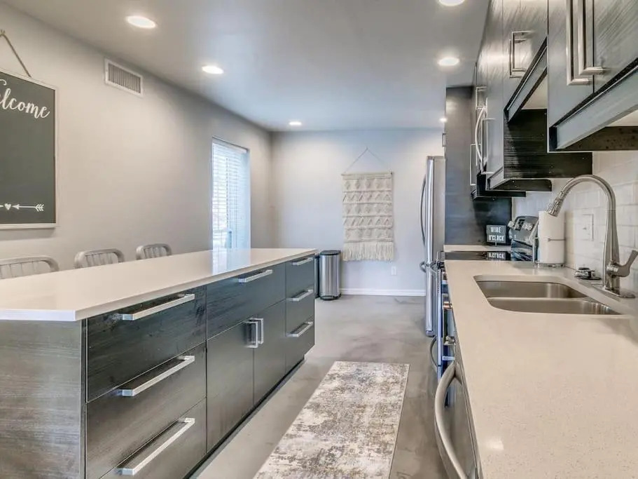 Cozy Condo Close to Everything