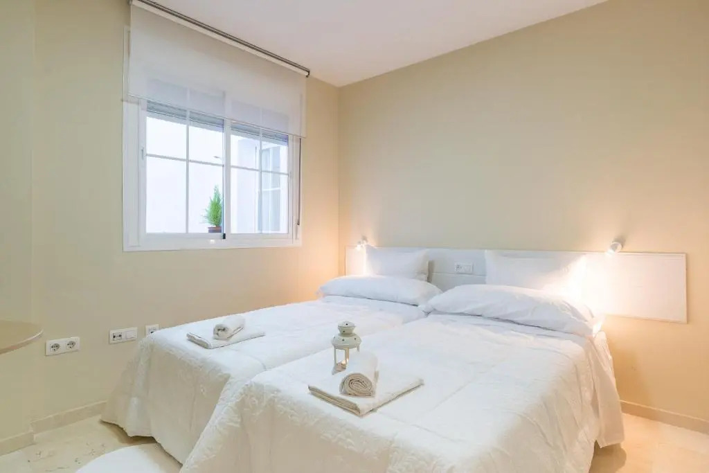 GR0-Quiet apartment, Private backyard, Walk to Old Town