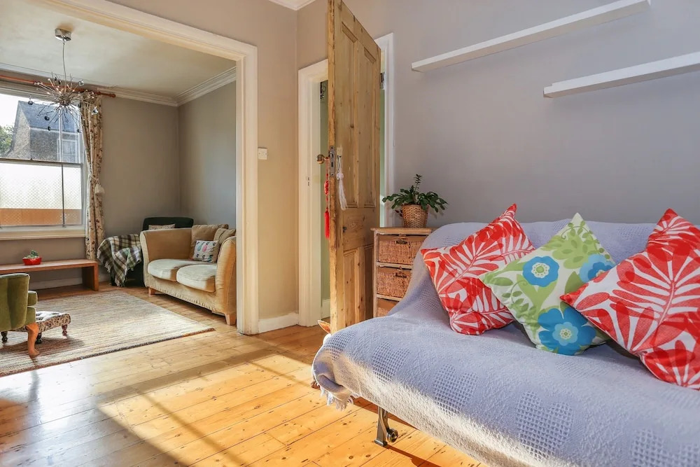 2 Bedroom House with Garden - Sleeps 6